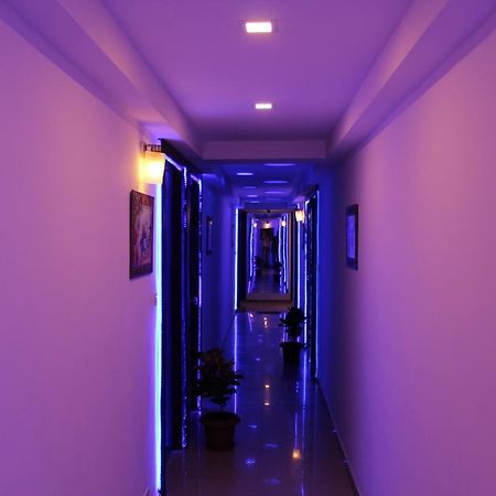Hotel Kum Kum Adalaj Exteriör bild
